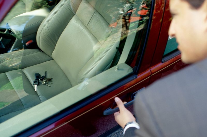 Бесключевой доступ: как открыть автомобиль с ключами внутри