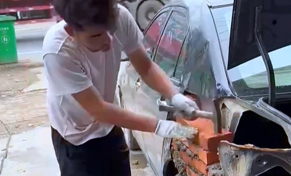 Китайский умелец починил старую машину кирпичами и раствором. На вид стала как новая: видео
