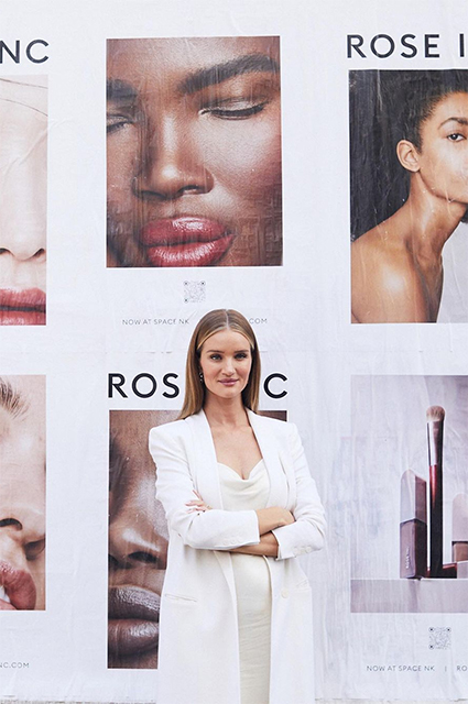 Легкое пальто и шелковое платье: беременная Рози Хантингтон-Уайтли показывает, в чем встречать теплую осень Легкое пальто и шелковое платье: беременная Рози Хантингтон-Уайтли показывает, в чем встречать теплую осень Звездный стиль