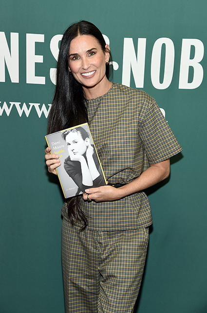 Брюс Уиллис с дочерьми поддержал Деми Мур на вечеринке по случаю выхода ее мемуаров Брюс Уиллис с дочерьми поддержал Деми Мур на вечеринке по случаю выхода ее мемуаров Новости