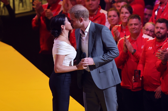 Меган Маркл и принц Гарри поцеловались на сцене во время церемонии открытия 