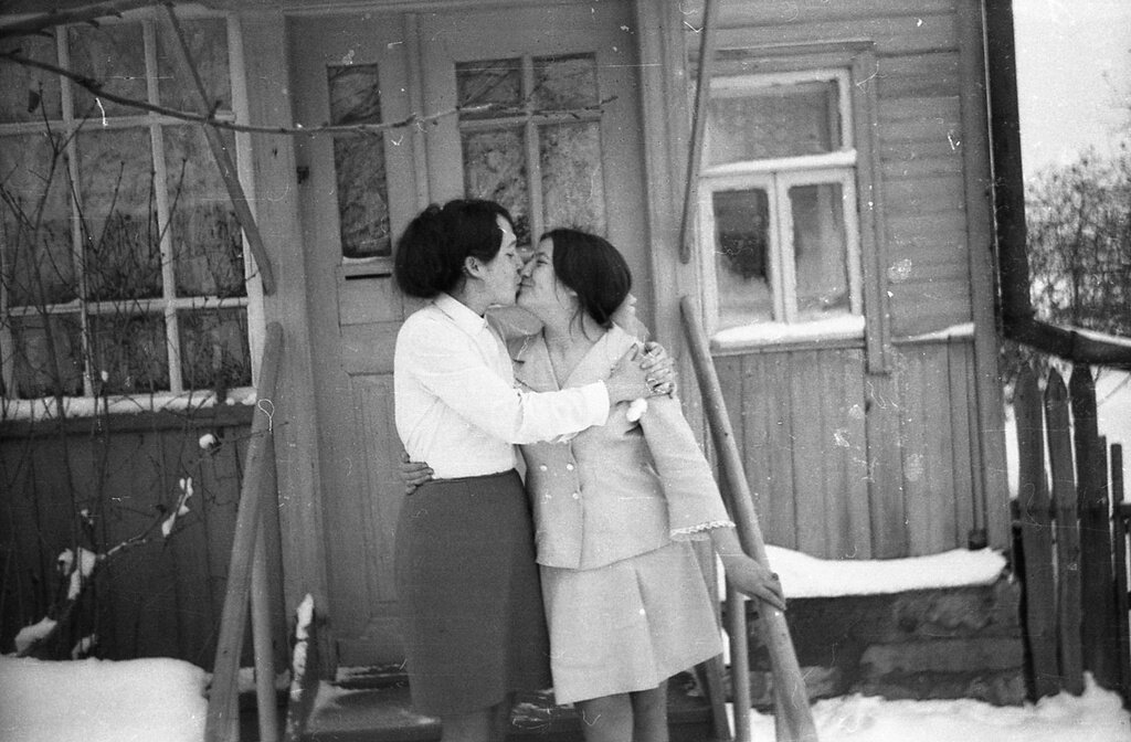 Поцелуй
Неизвестный автор, 1970-е, фото с пленки, найденной на улице,  фотографию прислал пользователь Elmira Ashirova.