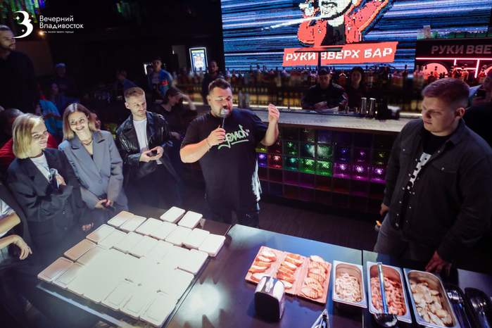 sergej_zhukov_ruki_vverh_vladivostok_foto_12 (700x466, 376Kb)