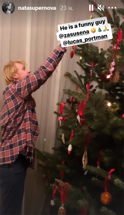 Русские каникулы продолжаются: Наталья Водянова с детьми нарядила елку для Ульяны Сергеенко Звездные дети