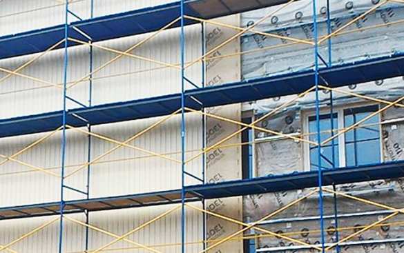 В центре Москвы рухнули строительные леса, под завалом оказались прохожие (ВИДЕО) | Русская весна