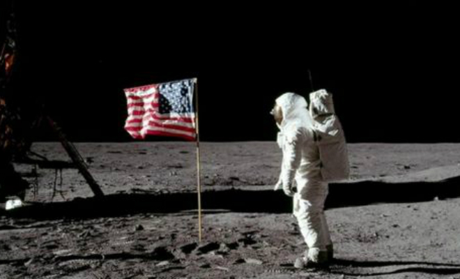 Ученые увеличили четкость фотографий высадки на Луну и показали в деталях отражение на шлеме Армстронга Армстронг, считали, теории, отражается, отражение, фотографию, Сторонники, чтото, шлема, стекле, Олдрина, снимает, самую, спорную, павильонНо, наконец, снимкеИ, видно, заело, флагштока
