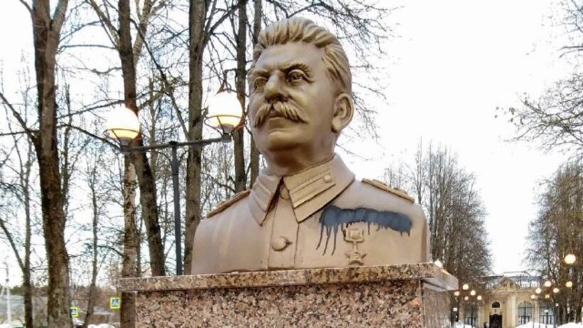 В Звенигороде неизвестные разрисовали бюст Сталина в годовщину его смерти