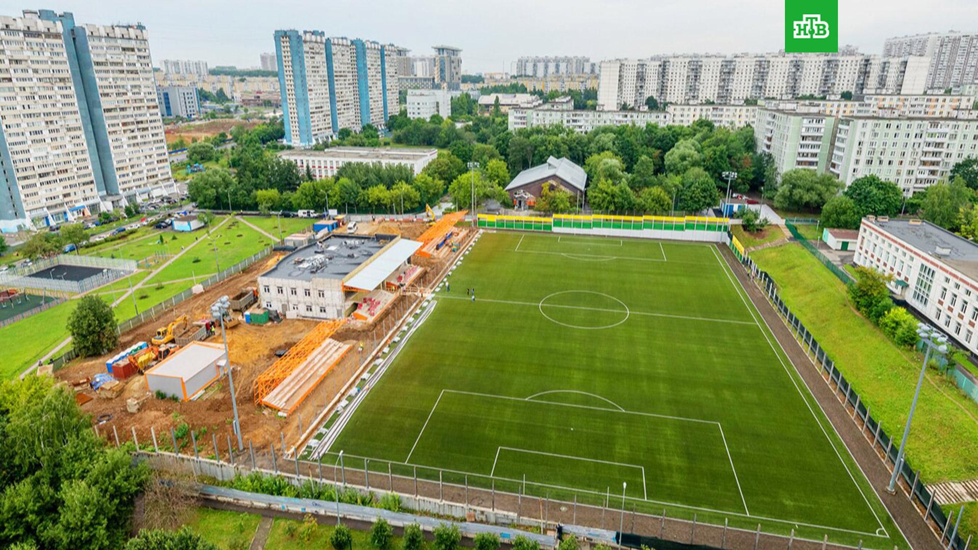 Стадион ясенево паустовского. Новое футбольное поле в ясенево. Стадион в ясенево. Футбольное поле ясенево. Футбол ясенево.