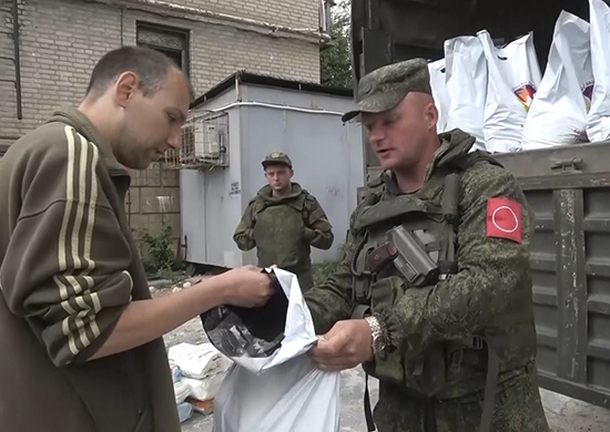 Военнослужащие ВС РФ доставили более 5 тонн гуманитарного груза в отдаленные районы Лисичанска