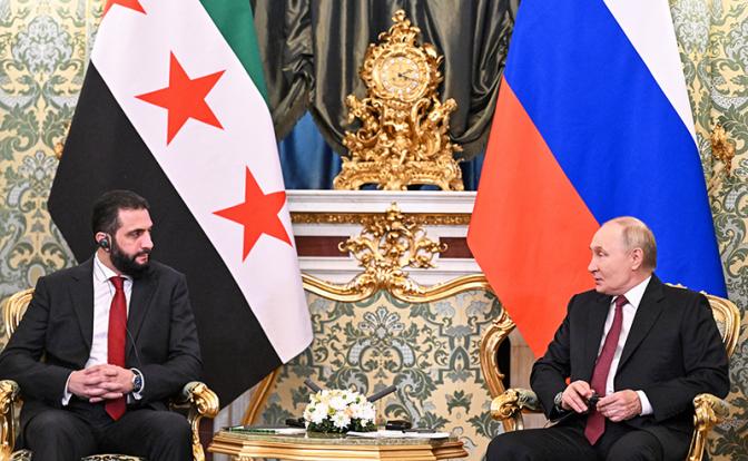 На фото: президент РФ Владимир Путин и временный президент Сирии Ахмед аш-Шараа (справа налево) во время переговоров.