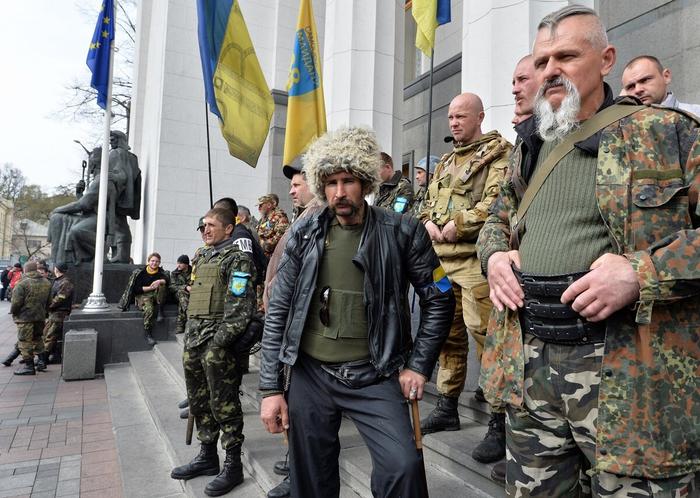 Украина должна перевести страну на военные рельсы, мобилизовать всё взрослое население страны и заминировать...