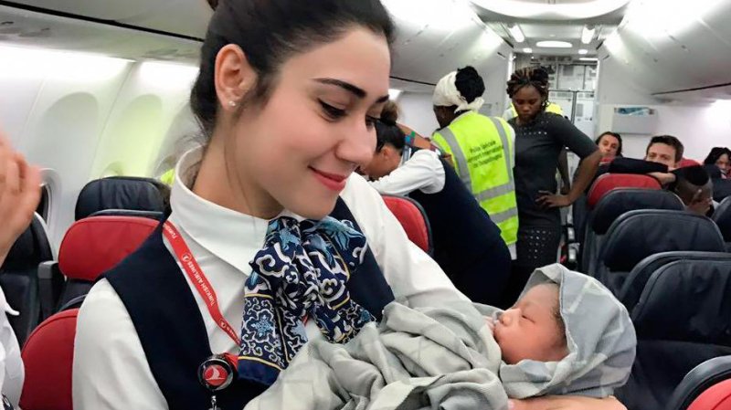 Стюардессы приняли роды на борту самолета Turkish Airlines