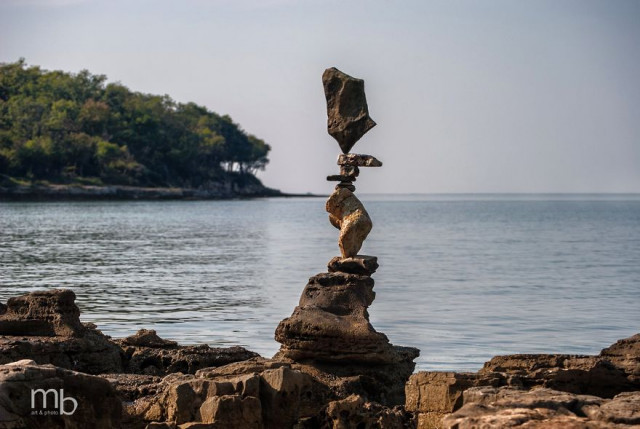 Скульптуры с балансирующими камнями Михи Брыновеца