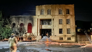Сотрудники МЧС России около поврежденной пожаром синагоги в Дербенте / Фото: Гянжеви Гаджибалаев / ТАСС