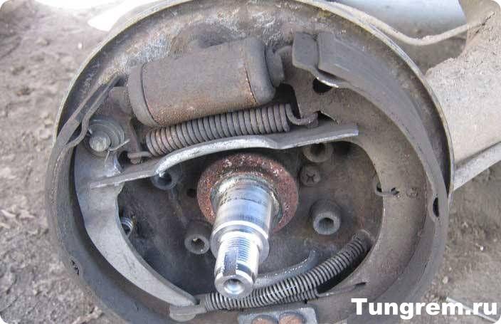 Замена задних тормозных колодок на LADA KALINA