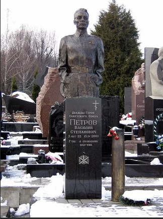 Памятник В.С.Петрову на Байковом кладбище в г.Киеве. Фото из открытого доступа