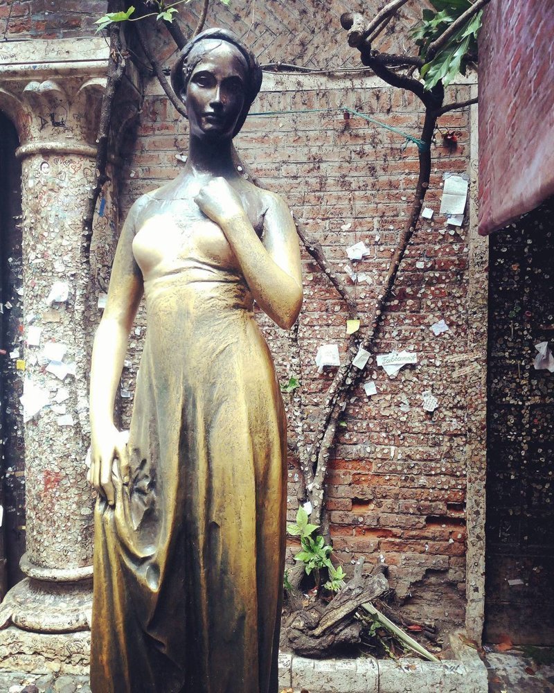 Памятник Джульетте в Вероне вещи, время, старина