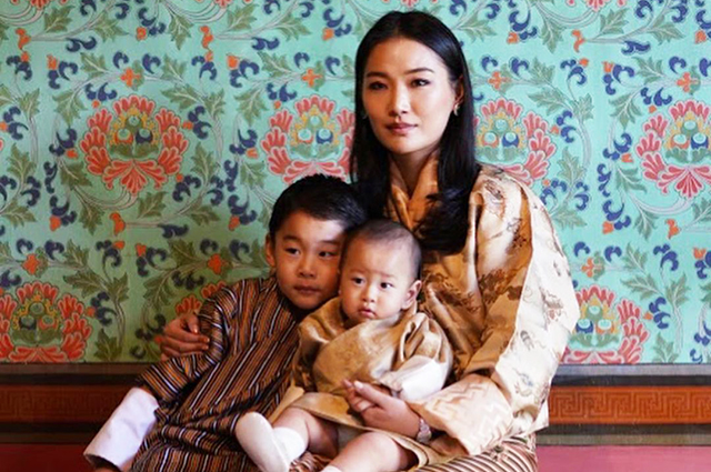 Король Бутана поделился новыми портретами жены и подросших сыновей