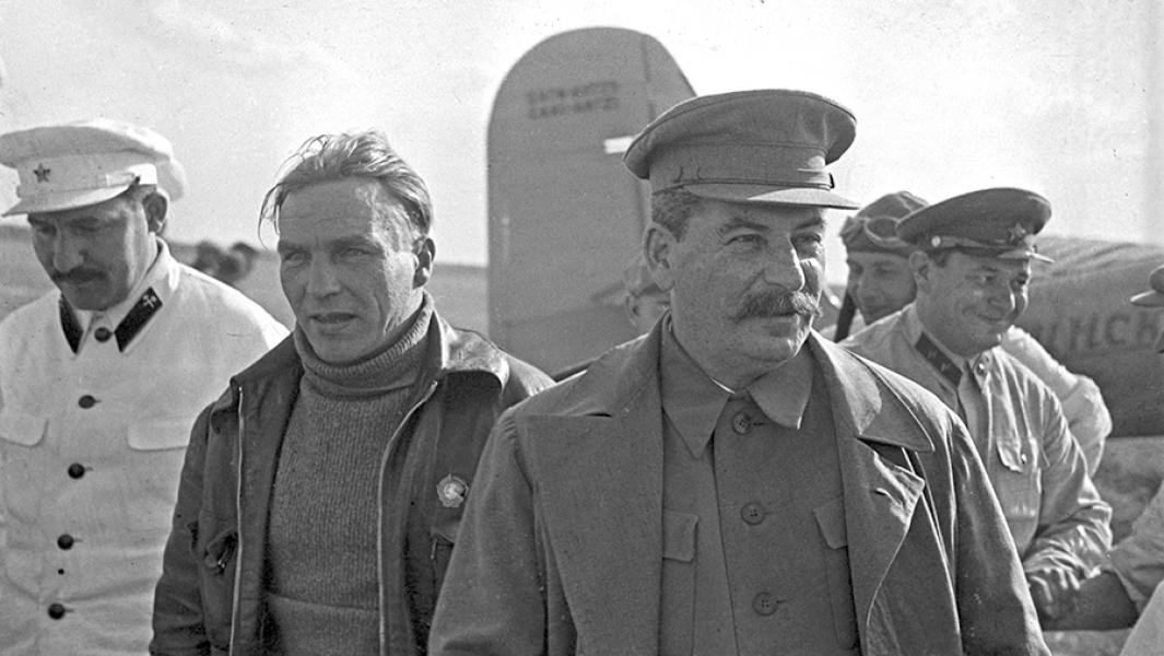 Иосиф Сталин и Лазарь Каганович (на фото слева) во время встречи советского летчика-испытателя, Героя Советского Союза Валерия Чкалова (в центре) на Щелковском аэродроме. 10 августа 1936 года