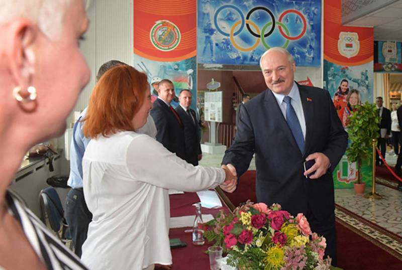Данные экзитполов: Лукашенко с большим отрывом лидирует на выборах президента Белоруссии