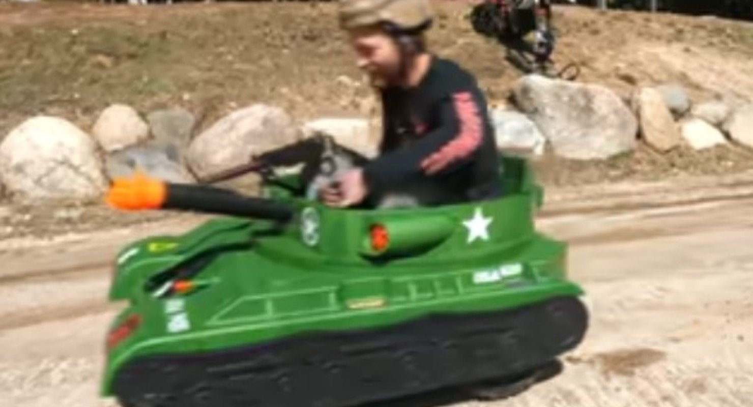 Детский электротанк превращают в 480-сильный электровнедорожник