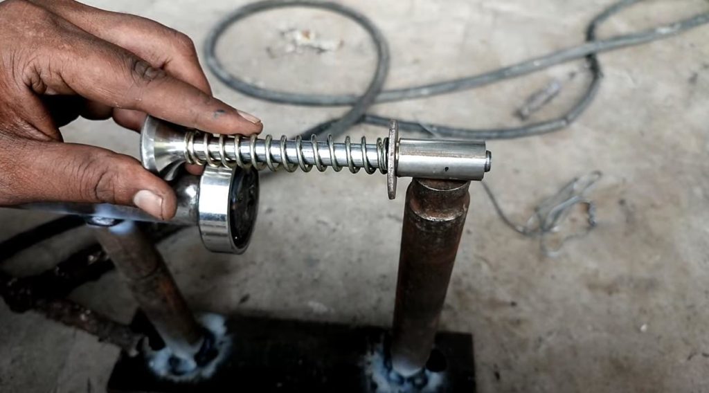 Станок для резки металла: из подшипника и автомобильного клапана