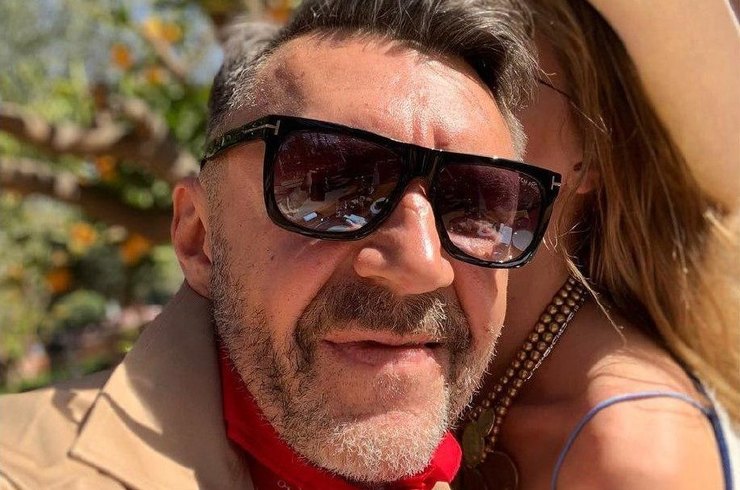 Зачем Сергей Шнуров скрывает лицо жены?