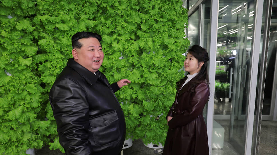 Фото: KCNA / Reuters????Лидер Северной Кореи Ким Чен Ын и его дочь Чжу Э