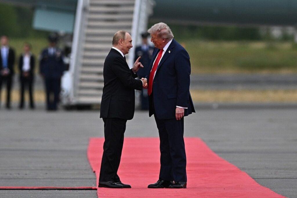 Трамп отложил введение санкций против РФ после саммита на Аляске