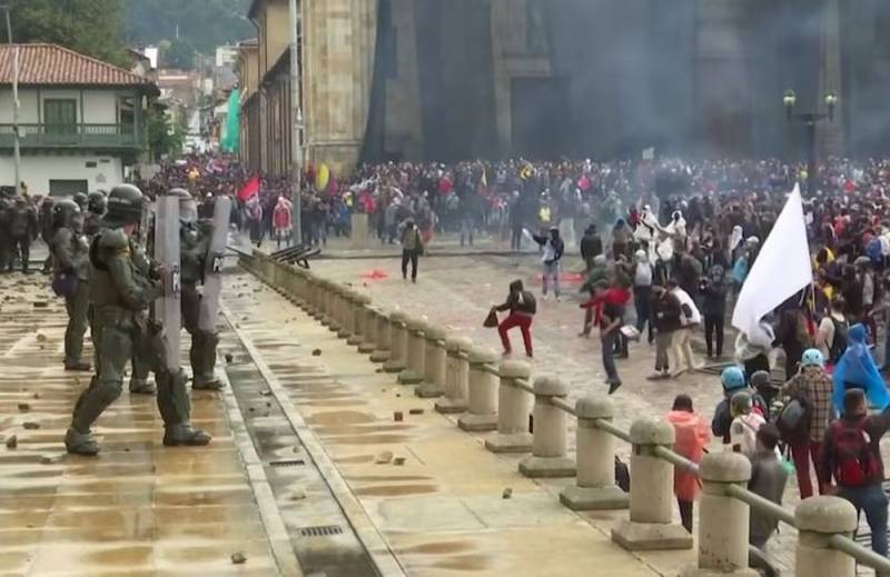 Беспорядки в Колумбии, в столицу страны вводят войска Новости