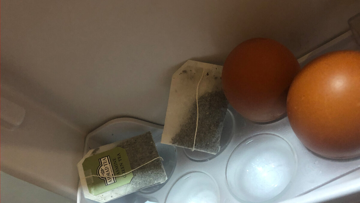 Пару кинул на дверцу 