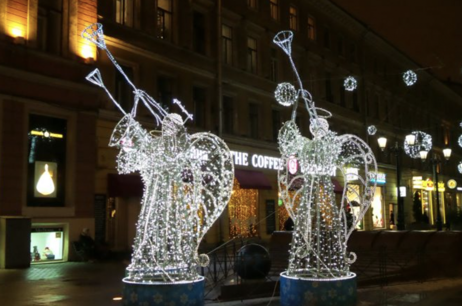 Новогодние украшения спб на улицах. Новогоднее украшение Петербурга. Новогодняя иллюминация в Питере. Украшенный Питер к новому году. Новогоднее украшение города СПБ.