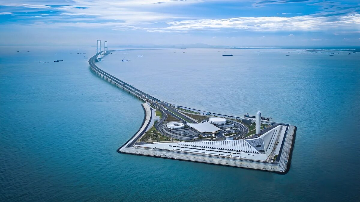 © XINHUA / news.cn (В рамках проекта построена первая в мире интегрированная транспортная развязка «мост – остров – подводный тоннель»)