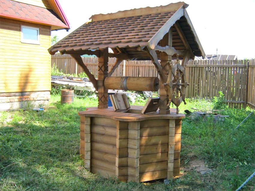 Колодезный домик над источником воды выполняет защитные и&nbsp;декоративные функции.-17