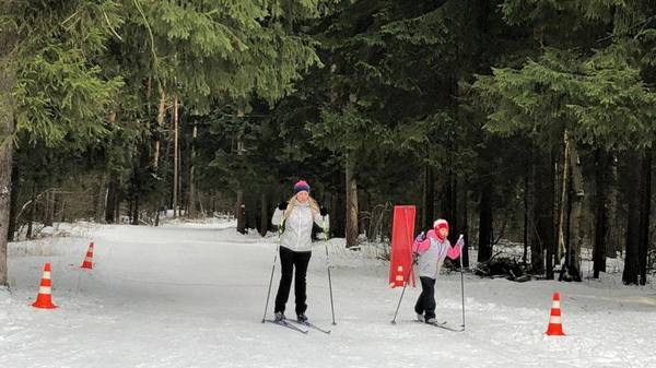 Тепло лыжам не помеха. Сотни спортсменов вышли на «Ашитковскую лыжню»