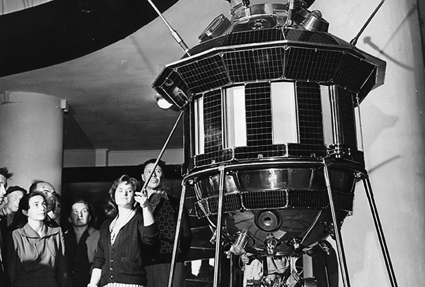 Макет автоматической межпланетной станции «Луна-3», запущенной
4 октября 1959 года и впервые передавшей на Землю изображение
обратной стороны Луны.