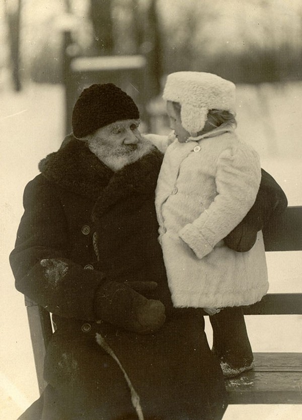  Лев Толстой с внучкой Таней, дер. Ясная Поляна, 1908 год история, люди, фото