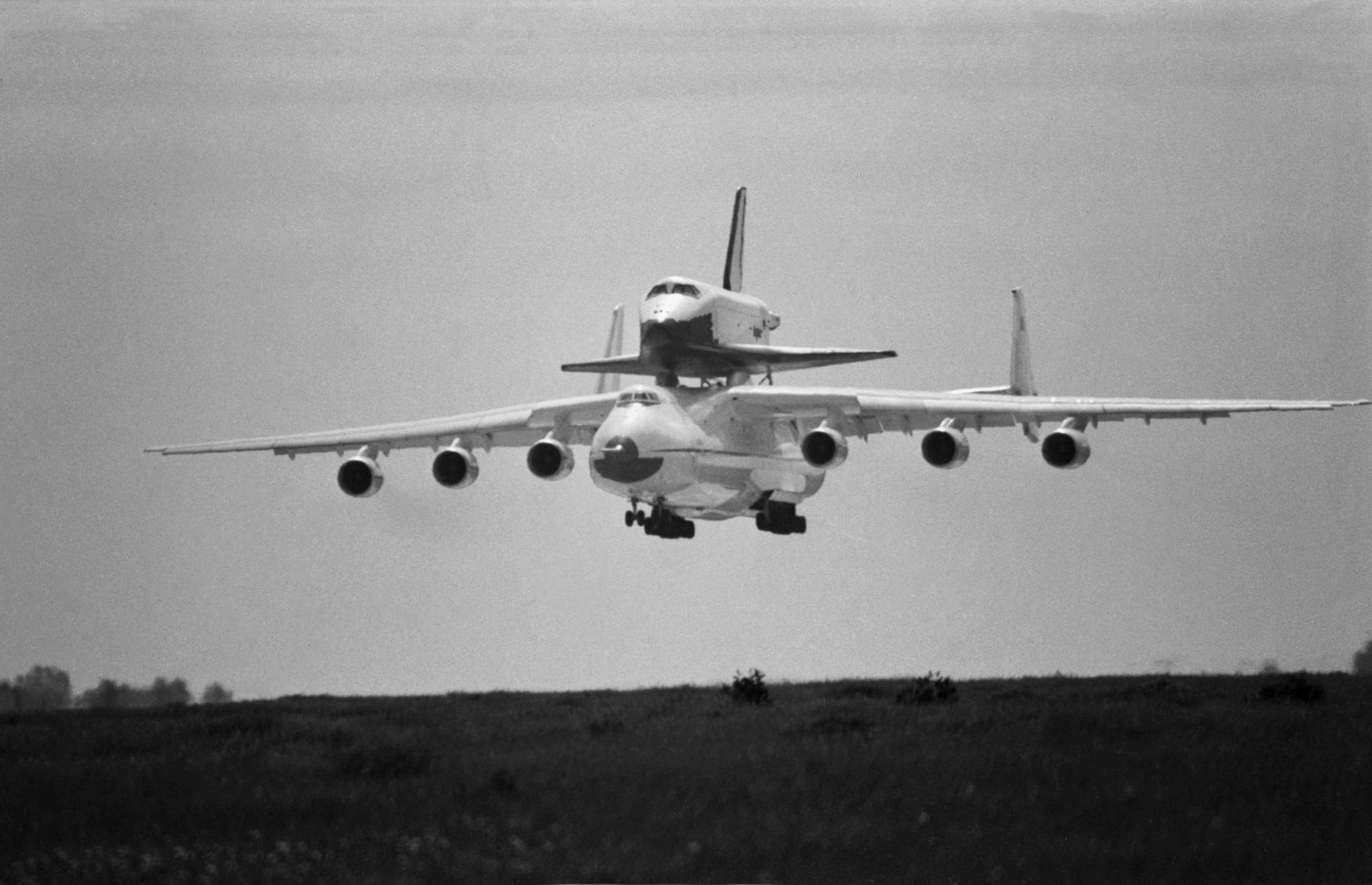Самолет Ан-225 ("Мрия") с космическим челноком "Буран" на борту, 1989 год Владимир Яцина/ТАСС
