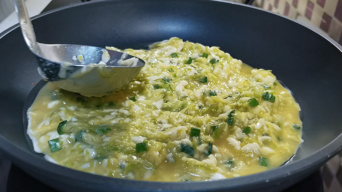 Такой сытный завтрак или лёгкий ужин на основе кабачков и яиц можно делать с разными начинками по своему вкусу. Приготовить его можно на сковороде и занимает это около 15 минут.-7