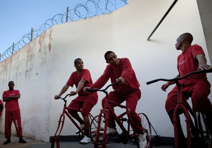 Заключенные в бразильской тюрьме вырабатывают электроэнергию на велотренажерах