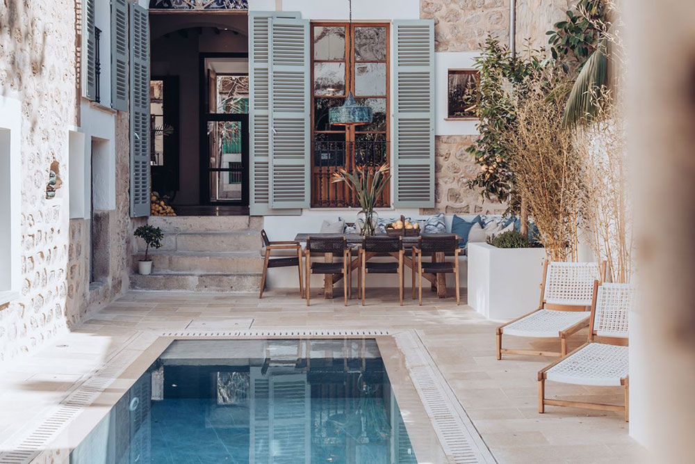 Прекрасный таунхаус на Майорке, который не утратил своего исторического обаяния Прекрасный таунхаус на Майорке, который не утратил своего исторического обаяния бассейн,интерьер и дизайн,Испания,каменный дом,Майорка,средиземноморский стиль,таунхаус