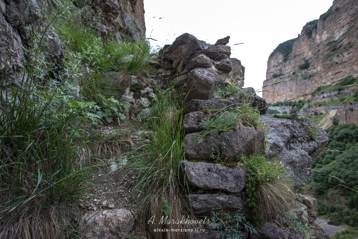 Заброшенная лестница из «Властелина колец» на Кавказе Заброшенная лестница из «Властелина колец» на Кавказе