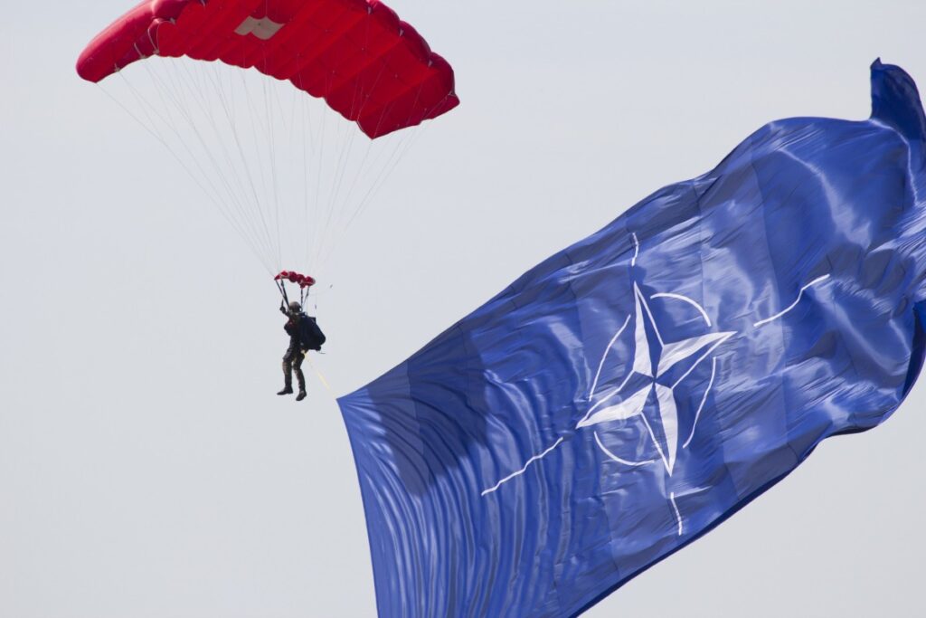 Крупнейшую военную базу НАТО начали строить в Румынии