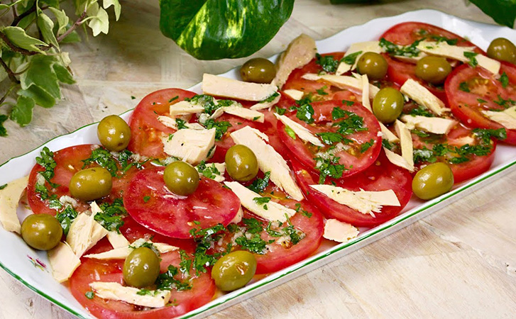 Салат из помидоров, который первым разлетается со стола: добавляем тунца и оливки