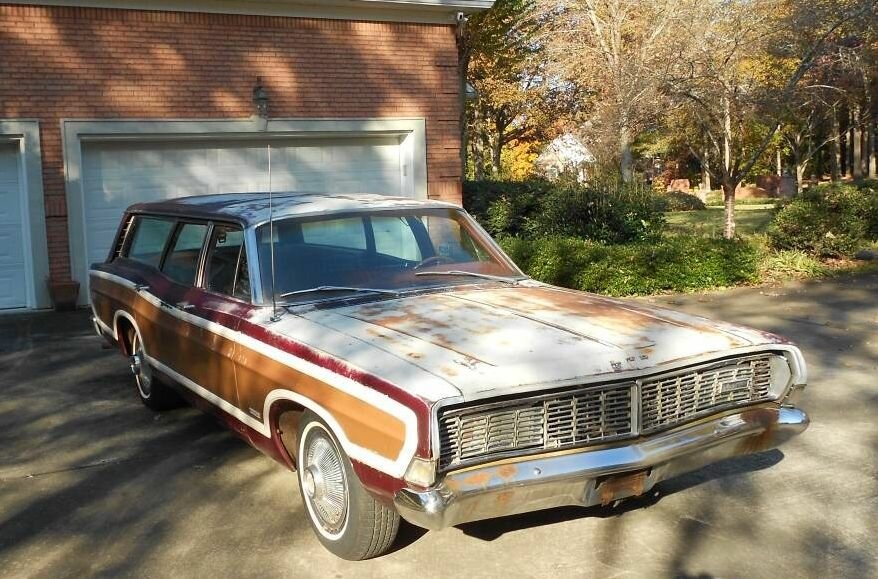 Универсал Ford Country Squire 1968 года, который вмещает десять человек