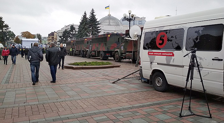 Порошенко задействовал свой телеканал для глушения мобильной связи возле Рады