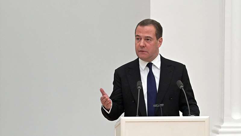 Медведев на простом примере объяснил разницу положений России и Запада из-за мирового кризиса