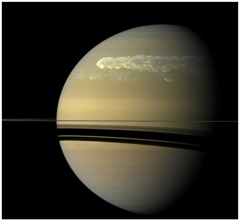 Самый мощный шторм на Сатурне - площадь составляет приблизительно 4 миллиарда квадратных километров и каждую секунду там видны более 10 молний интересное, космос, красота, наука, фото