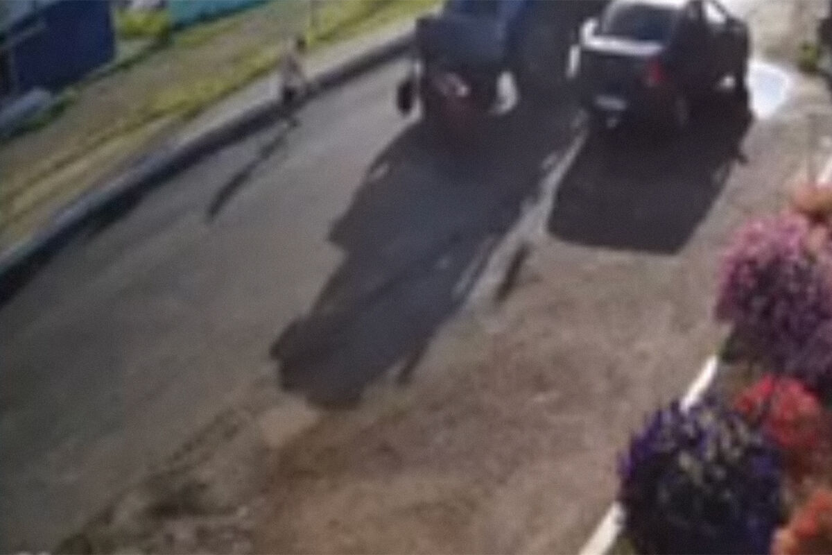 В Татарстане пьяный мужчина потерял равновесие на дороге и упал под трактор