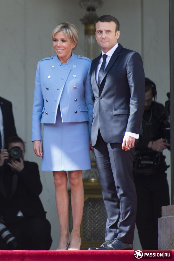 Макрон в пижаме. Жена президента Франции Макрона. Бриджит Макрон и Панин. Жена президента Франции Макрона трансгендер. Эммануэль Макрон в короткой юбке.